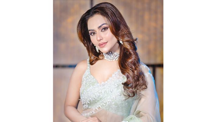 মৌসুমের প্রিয় রঙে নুসরাত ফারিয়া মৌসুমের প্রিয় রঙে নুসরাত ফারিয়া