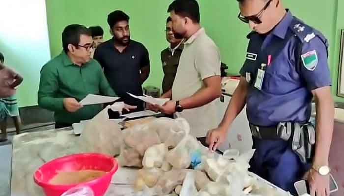 দামুড়হুদায় মিষ্টির দোকানে স্বাস্থ্য সনদ না থাকায় জরিমানা দামুড়হুদায় মিষ্টির দোকানে স্বাস্থ্য সনদ না থাকায় জরিমানা