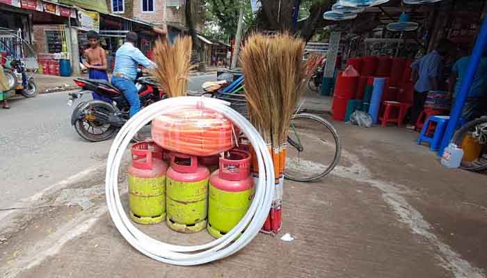 চাঁদপুরে যত্রতত্র বিক্রি হচ্ছে এলপিজিসহ জ্বালানি চাঁদপুরে যত্রতত্র বিক্রি হচ্ছে এলপিজিসহ জ্বালানি