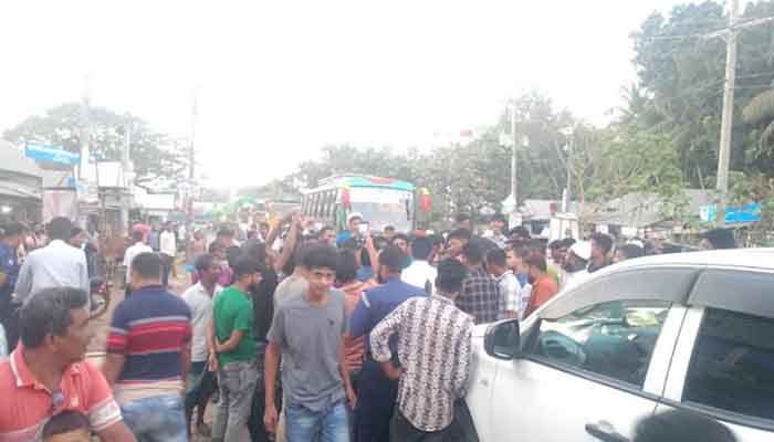 বোয়ালমারীতে বাসস্টাফদের অসদাচরণের প্রতিবাদে শিক্ষার্থীদের সড়ক অবরোধ বোয়ালমারীতে বাসস্টাফদের অসদাচরণের প্রতিবাদে শিক্ষার্থীদের সড়ক অবরোধ