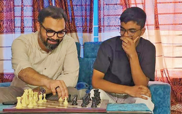 মনন রেজার পাশে আমিনুল মনন রেজার পাশে আমিনুল