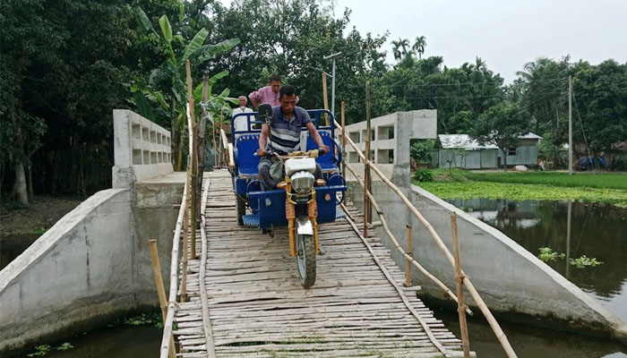 রংপুরের মিঠাপুকুর সেতু আছে, রাস্তা নেই রংপুরের মিঠাপুকুর সেতু আছে, রাস্তা নেই