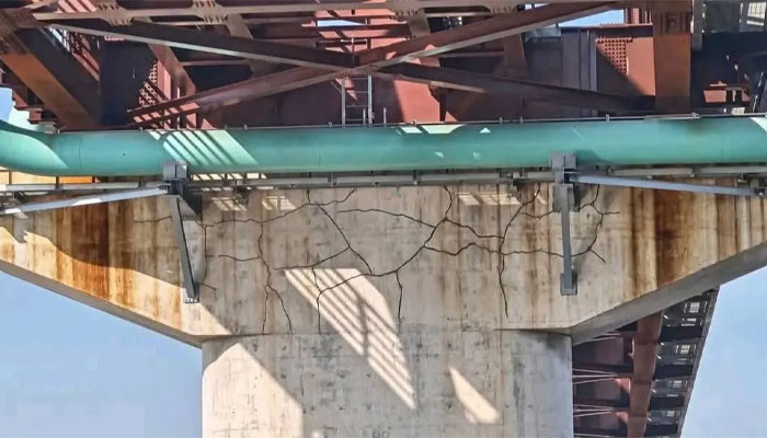 ভাইরাল যমুনা রেল সেতুর পিলারে ফাটলের ছবি গুজব ভাইরাল যমুনা রেল সেতুর পিলারে ফাটলের ছবি গুজব
