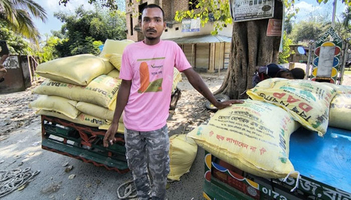 আলমডাঙ্গায় সার পাচারের সময় আটক, কৃষকদের ক্ষোভ আলমডাঙ্গায় সার পাচারের সময় আটক, কৃষকদের ক্ষোভ