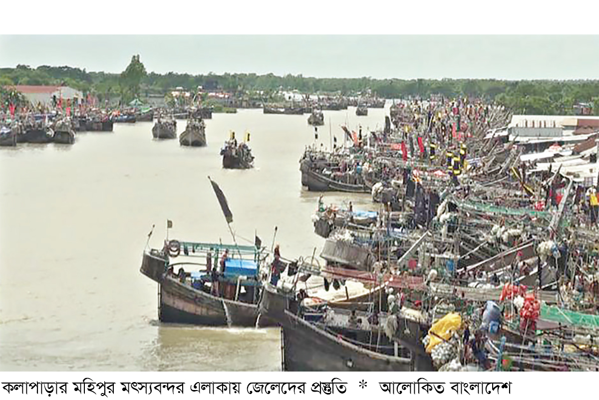 সাগরে নামতে প্রস্তুত পটুয়াখালীর জেলেরা সাগরে নামতে প্রস্তুত পটুয়াখালীর জেলেরা