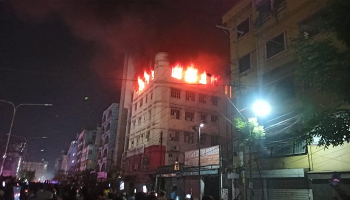 মিরপুরে বহুতল বাণিজ্যিক ভবনের আগুন নিয়ন্ত্রণে মিরপুরে বহুতল বাণিজ্যিক ভবনের আগুন নিয়ন্ত্রণে