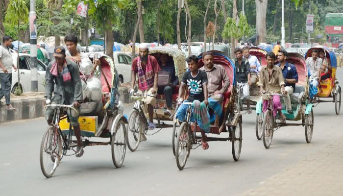 দিনাজপুরে ইজিবাইকের প্রভাবে হারিয়ে যাচ্ছে প্যাডেল রিকশা দিনাজপুরে ইজিবাইকের প্রভাবে হারিয়ে যাচ্ছে প্যাডেল রিকশা