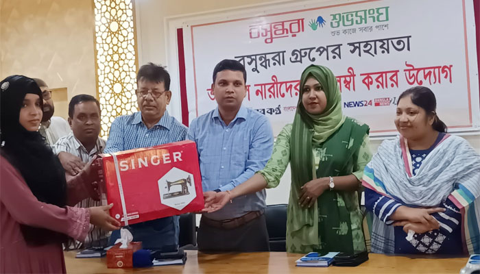 চুয়াডাঙ্গায় অস্বচ্ছল নারীদের মাঝে সেলাই মেশিন বিতরণ চুয়াডাঙ্গায় অস্বচ্ছল নারীদের মাঝে সেলাই মেশিন বিতরণ