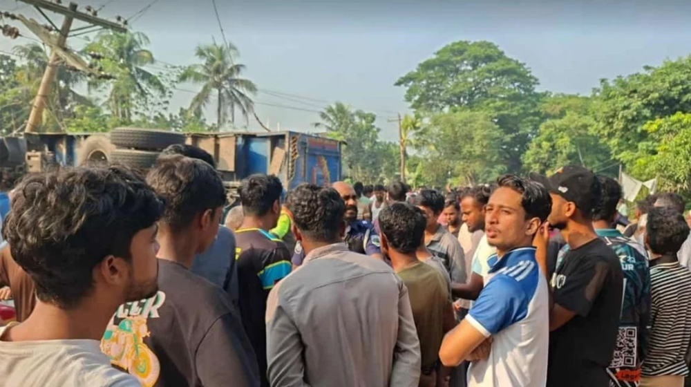 পাবনায় বাঁশবোঝাই ট্রাকের ধাক্কায় স্কুলশিক্ষার্থীসহ তিনজন নিহত পাবনায় বাঁশবোঝাই ট্রাকের ধাক্কায় স্কুলশিক্ষার্থীসহ তিনজন নিহত