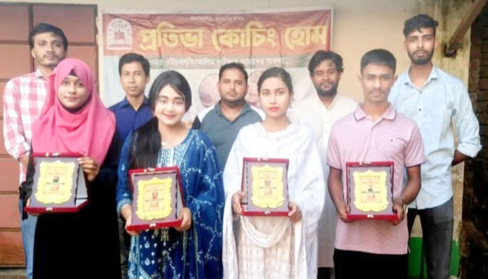 দুর্গাপুরে ৬ কৃতি শিক্ষার্থীকে প্রতিভা কোচিংয়ের সংবর্ধনা