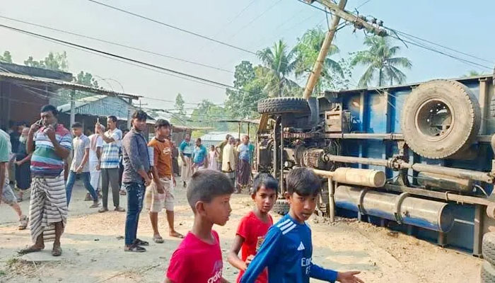 পাবনায় ট্রাকচাপায় দুই শিশুশিক্ষার্থীসহ নিহত ৩ পাবনায় ট্রাকচাপায় দুই শিশুশিক্ষার্থীসহ নিহত ৩