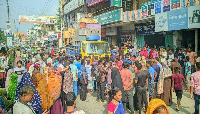 বীমার টাকা না পেয়ে রংপুরে ফারইস্ট ইনস্যুরেন্সের অফিস অবরুদ্ধ বীমার টাকা না পেয়ে রংপুরে ফারইস্ট ইনস্যুরেন্সের অফিস অবরুদ্ধ