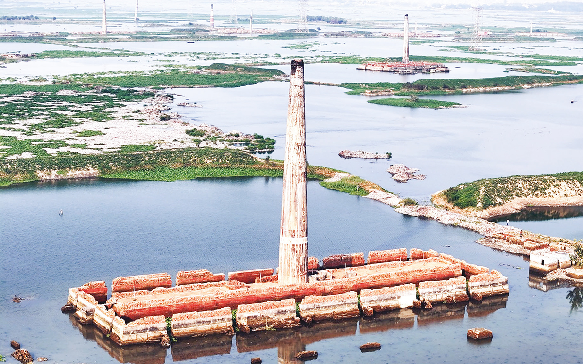 জোয়ারের পানির কারণে দীর্ঘদিন ধরে বন্ধ হয়ে আছে ইট তৈরির ভাটা