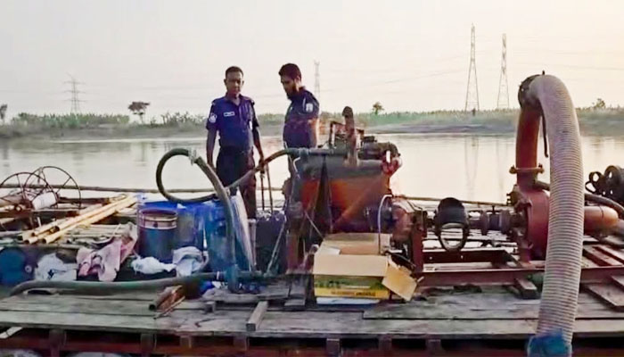 ঈশ্বরদীতে অবৈধভাবে বালু উত্তোলনকালে ড্রেজার জব্দ
