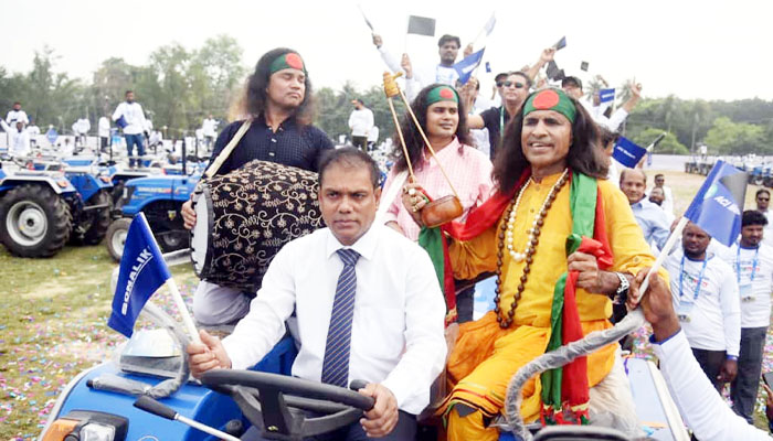 দিনাজপুরে একসঙ্গে ৩৫০ সোনালিকা ট্রাক্টর হস্তান্তর দিনাজপুরে একসঙ্গে ৩৫০ সোনালিকা ট্রাক্টর হস্তান্তর