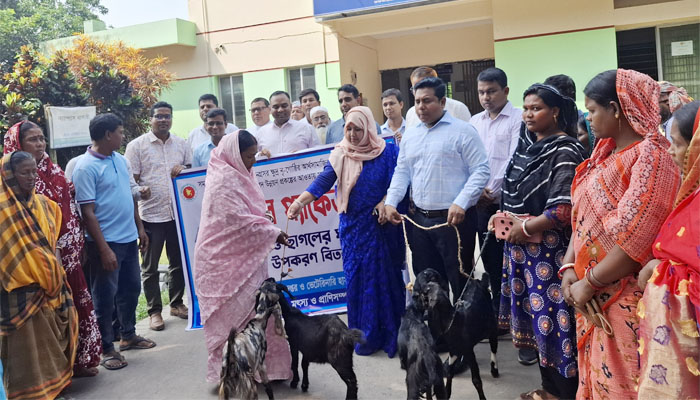 নৃ-গোষ্ঠীর জীবনমান উন্নয়নে ছাগল ও ছাগলের ঘর তৈরির উপকরণ বিতরণ