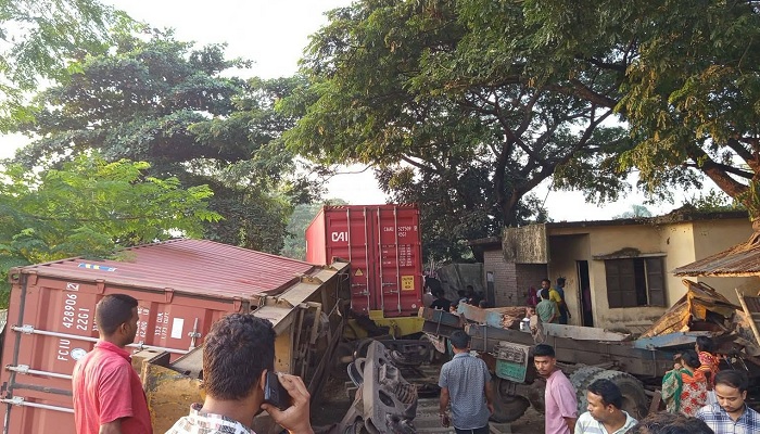 চট্টগ্রামে ট্রাকের ধাক্কায় মালবাহী ট্রেন লাইনচ্যুত চট্টগ্রামে ট্রাকের ধাক্কায় মালবাহী ট্রেন লাইনচ্যুত