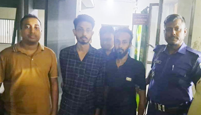 ঢাকার স্বর্ণ চুরি মামলায় চুয়াডাঙ্গায় ২ যুবক গ্রেপ্তার ঢাকার স্বর্ণ চুরি মামলায় চুয়াডাঙ্গায় ২ যুবক গ্রেপ্তার