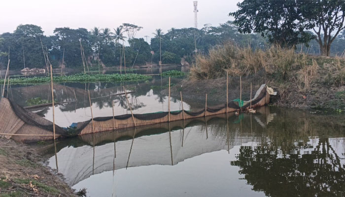 আদালতের নিষেধাজ্ঞা অমান্য করে অবৈধ পাটিবাঁধ, সংঘর্ষের আশঙ্কা আদালতের নিষেধাজ্ঞা অমান্য করে অবৈধ পাটিবাঁধ, সংঘর্ষের আশঙ্কা