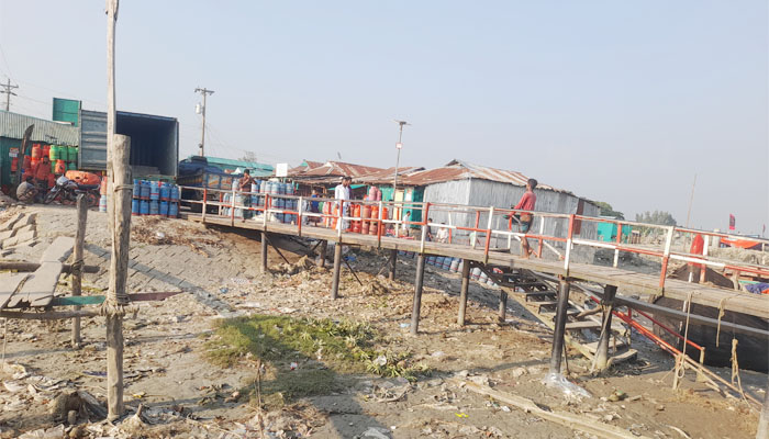 যখন যে সিলেক্ট হয় সে এসে ঘাট দখল করে: নৌ উপদেষ্টা যখন যে সিলেক্ট হয় সে এসে ঘাট দখল করে: নৌ উপদেষ্টা