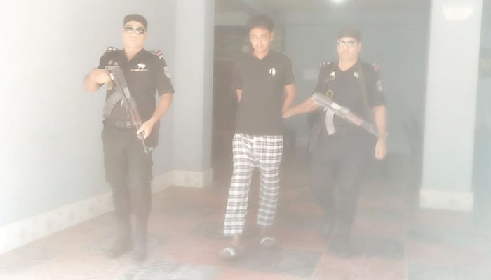 নোয়াখালীতে বিদেশি পিস্তলসহ চাঁন্দা ডাকাত গ্রেপ্তার নোয়াখালীতে বিদেশি পিস্তলসহ চাঁন্দা ডাকাত গ্রেপ্তার