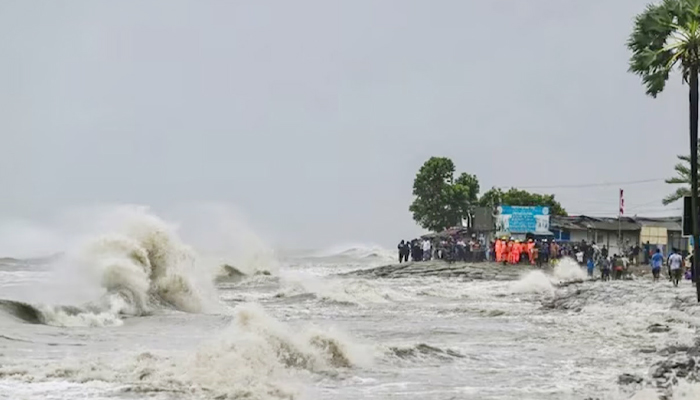 অন্ধ্রপ্রদেশে প্রচণ্ড গতিবেগে আঘাত হেনেছে ঘূর্ণিঝড় ‘মোন্থা’ অন্ধ্রপ্রদেশে প্রচণ্ড গতিবেগে আঘাত হেনেছে ঘূর্ণিঝড় ‘মোন্থা’