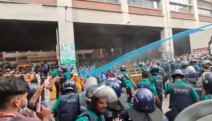 ইবতেদায়ি শিক্ষকদের মিছিলে পুলিশের লাঠিচার্জ-জলকামান ইবতেদায়ি শিক্ষকদের মিছিলে পুলিশের লাঠিচার্জ-জলকামান