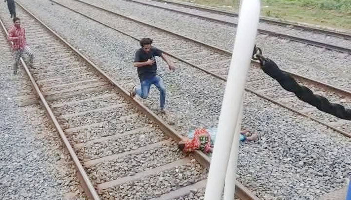 ছেলের মৃত্যুশোকে মায়ের রেললাইনে ঝাঁপ, চালকের তৎপরতায় রক্ষা ছেলের মৃত্যুশোকে মায়ের রেললাইনে ঝাঁপ, চালকের তৎপরতায় রক্ষা