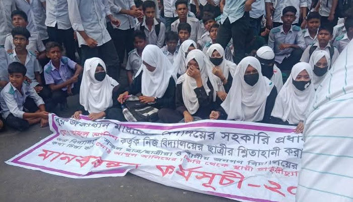 শিক্ষকের বিরুদ্ধে শ্লীলতাহানির অভিযোগ, শিক্ষার্থীদের সড়ক অবরোধ শিক্ষকের বিরুদ্ধে শ্লীলতাহানির অভিযোগ, শিক্ষার্থীদের সড়ক অবরোধ