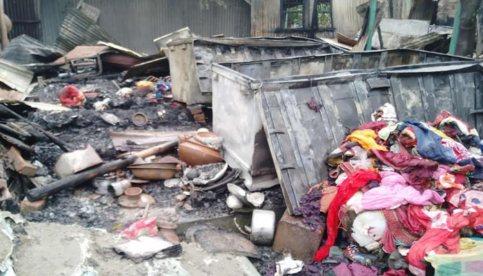 সিরাজগঞ্জে ভয়াবহ অগ্নিকাণ্ডে অর্ধকোটি টাকার ক্ষতি