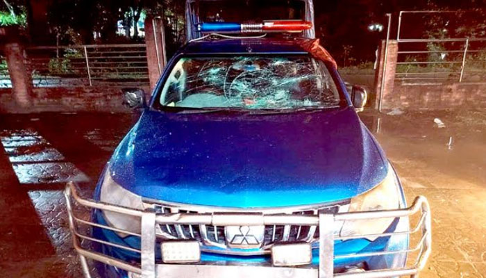 নারায়ণগঞ্জে দুই গ্রামের সংঘর্ষে আহত ১০, পুলিশের গাড়ি ভাঙচুর নারায়ণগঞ্জে দুই গ্রামের সংঘর্ষে আহত ১০, পুলিশের গাড়ি ভাঙচুর