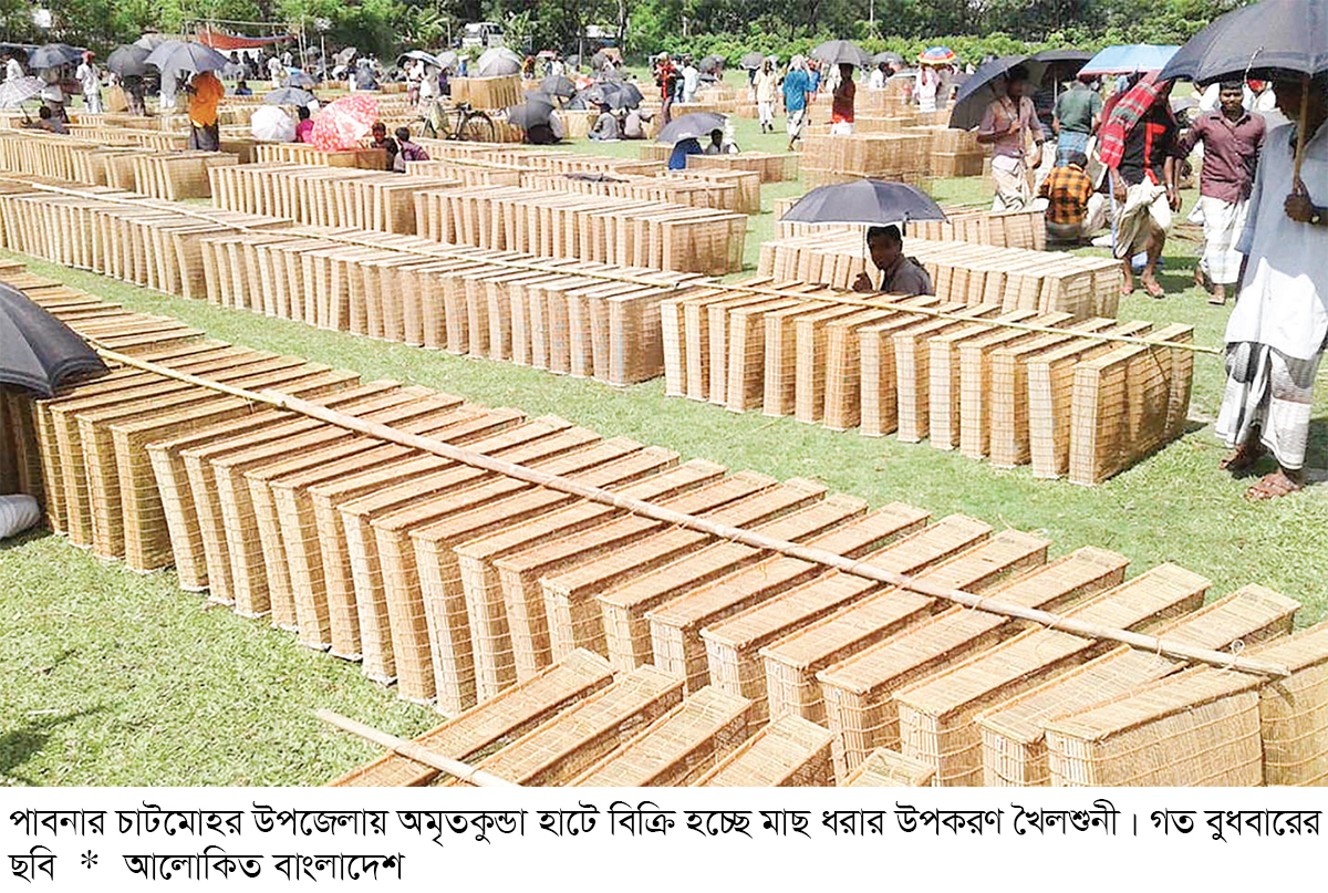 চলনবিলে মাছ ধরার উপকরণ বিক্রি জমে উঠেছে চলনবিলে মাছ ধরার উপকরণ বিক্রি জমে উঠেছে