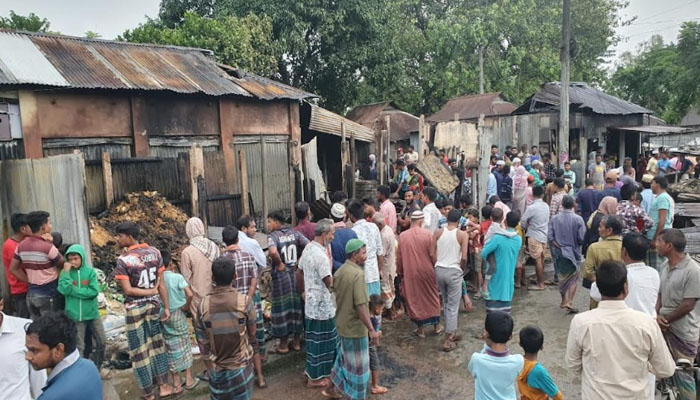 কুড়িগ্রামে ভয়াবহ অগ্নিকাণ্ডে অর্ধকোটি টাকার ক্ষয়ক্ষতি কুড়িগ্রামে ভয়াবহ অগ্নিকাণ্ডে অর্ধকোটি টাকার ক্ষয়ক্ষতি