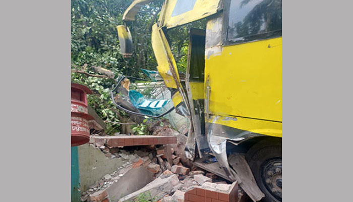 চট্টগ্রামে পুলিশের বাস নিয়ন্ত্রণ হারিয়ে আহত ২০ চট্টগ্রামে পুলিশের বাস নিয়ন্ত্রণ হারিয়ে আহত ২০