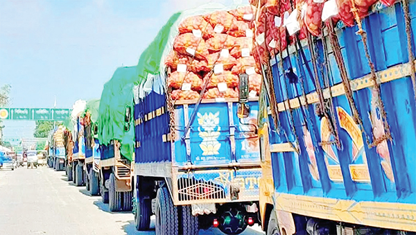 পঞ্চগড়ের বাংলাবান্ধা স্থলবন্দর দিয়ে নেপালে আলু রপ্তানি