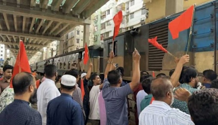 ৮ দাবিতে রাজধানীতে ট্রেন আটকে বিক্ষোভ