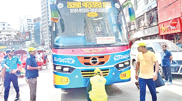 কাকরাইলে মোবাইলকোর্টের অতিরিক্ত শব্দ সৃষ্টিকারী যানবাহনে জরিমানা