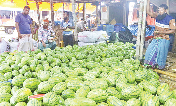 শরতের বাজারে তরমুজের সয়লাব শরতের বাজারে তরমুজের সয়লাব