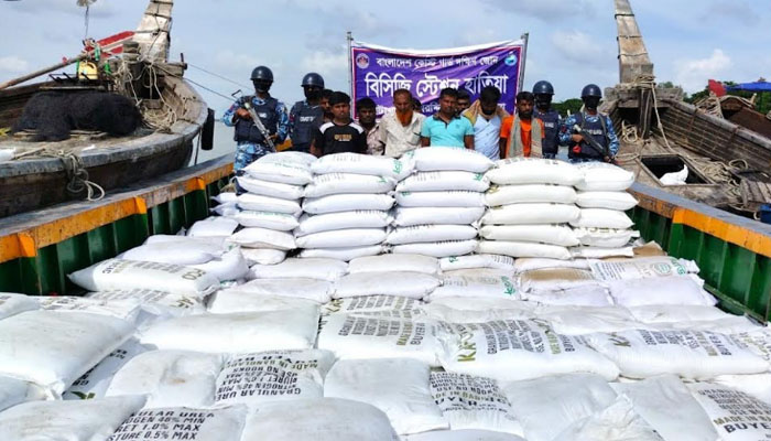 মায়ানমার থেকে মাদকের বিনিময়ে সার পাচারকালে আটক ৯