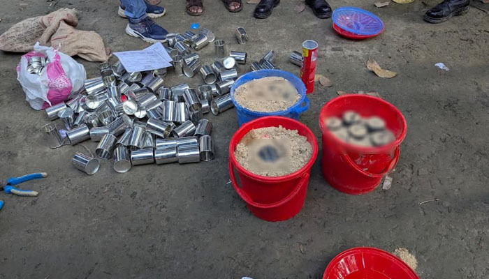 মুন্সীগঞ্জে ড্রেন থেকে ৪০ তাজা ককটেল উদ্ধার, আটক ১