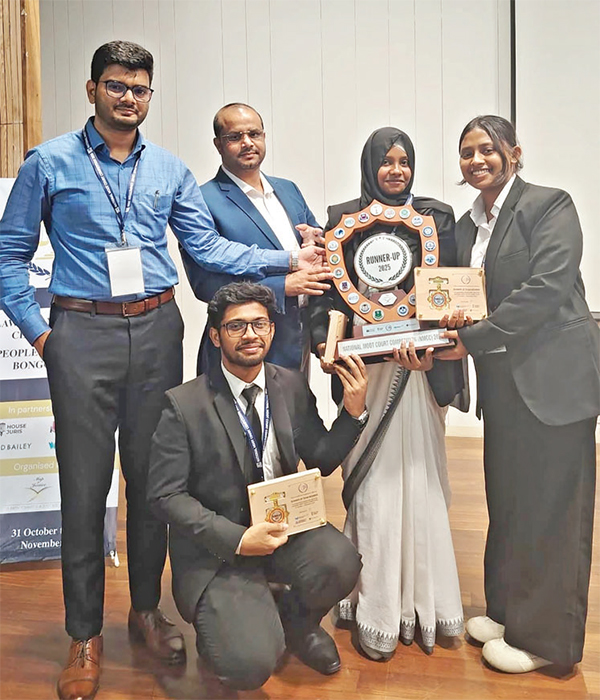 জাতীয় মুট কোর্ট প্রতিযোগিতায় রানার্স-আপ ইউআইটিএস আইন বিভাগের মুটিং টিম