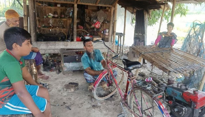 অন্ধত্বের আঁধার পেরিয়ে ছুটে চলেছেন চুয়াডাঙ্গার মঙ্গল মিয়া অন্ধত্বের আঁধার পেরিয়ে ছুটে চলেছেন চুয়াডাঙ্গার মঙ্গল মিয়া