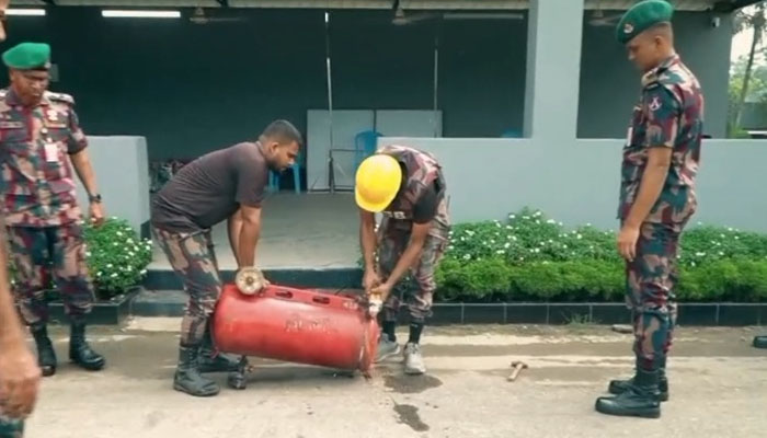ব্রাহ্মণবাড়িয়ায় গ্যাসের সিএনজির বোতলে মদ ব্রাহ্মণবাড়িয়ায় গ্যাসের সিএনজির বোতলে মদ