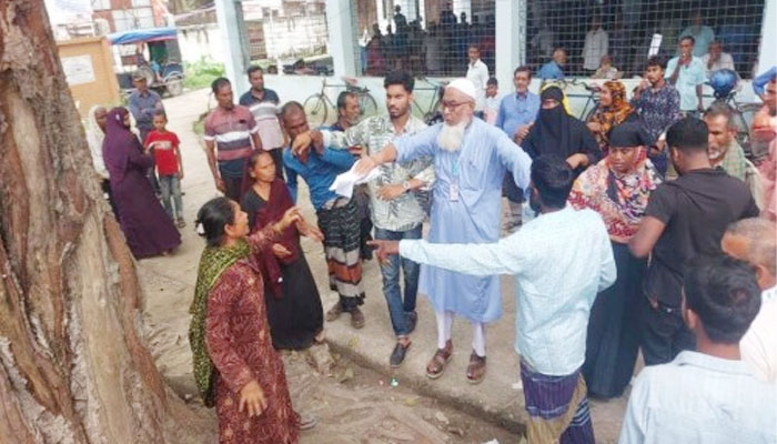 প্রবাসীর স্ত্রীর পরকীয়ার ঘটনায় আদালত চত্বরে ধস্তাধস্তি