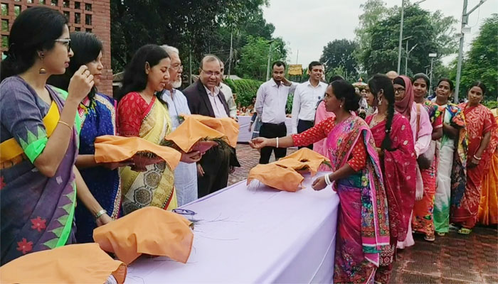 ঠাকুরগাঁওয়ে মৃৎশিল্প প্রদর্শনী ও শীতের পিঠা মেলার উদ্বোধন ঠাকুরগাঁওয়ে মৃৎশিল্প প্রদর্শনী ও শীতের পিঠা মেলার উদ্বোধন