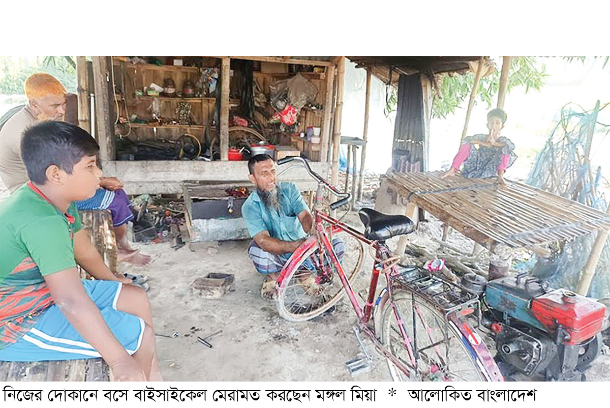 অন্ধত্বের আঁধার পেরিয়ে আলোর মশাল হয়ে ছুটে চলেছেন চুয়াডাঙ্গার মঙ্গল মিয়া অন্ধত্বের আঁধার পেরিয়ে আলোর মশাল হয়ে ছুটে চলেছেন চুয়াডাঙ্গার মঙ্গল মিয়া