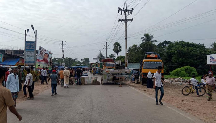 মনোনয়ন না পাওয়ায় ফরিদগঞ্জে বিএনপি নেতাকর্মীদের সড়ক অবরোধ মনোনয়ন না পাওয়ায় ফরিদগঞ্জে বিএনপি নেতাকর্মীদের সড়ক অবরোধ