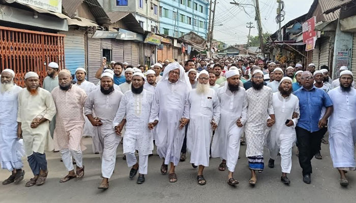 আল্লাহ ও রাসূল (সা.)-কে নিয়ে কটূক্তির ঘটনায় চাঁদপুরে বিক্ষোভ