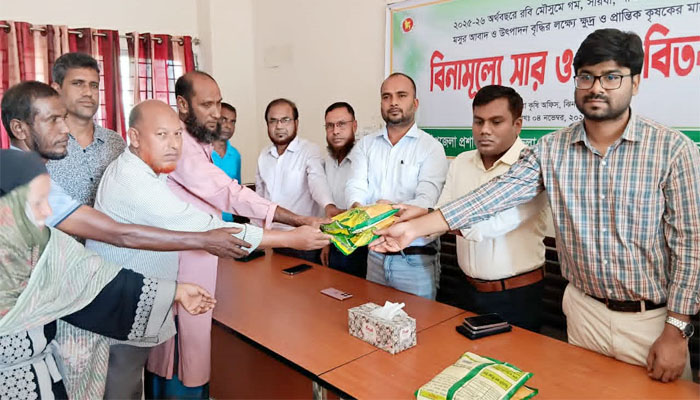 ঝিনাইগাতীতে কৃষকদের মাঝে বীজ ও সার বিতরণ ঝিনাইগাতীতে কৃষকদের মাঝে বীজ ও সার বিতরণ