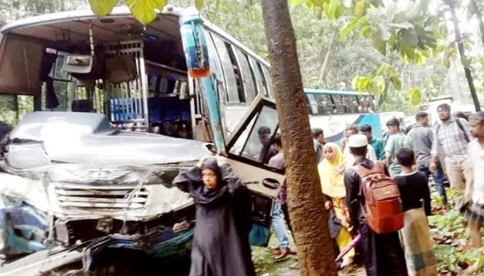 চকরিয়ায় বাস-মাইক্রোবাস সংঘর্ষে একই পরিবারের ৫ জন নিহত চকরিয়ায় বাস-মাইক্রোবাস সংঘর্ষে একই পরিবারের ৫ জন নিহত